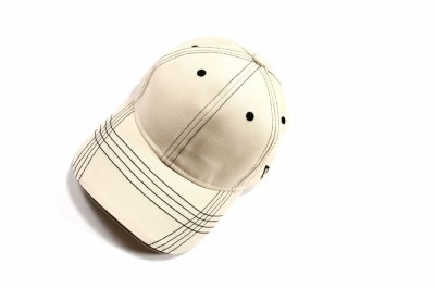 Kšiltovka s ozdobným prošíváním 