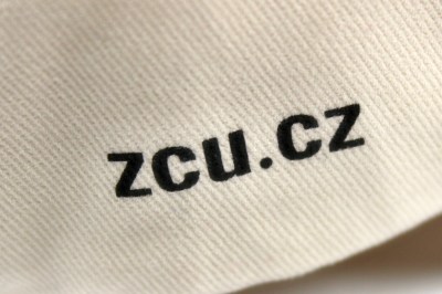 Kšiltovka s ozdobným prošíváním 