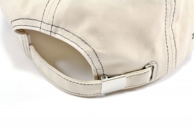 Kšiltovka s ozdobným prošíváním 