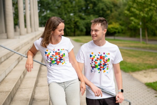 Bílé tričko s barvami fakult