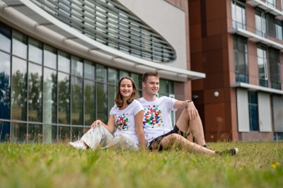 Bílé tričko s barvami fakult