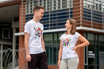 Bílé tričko s barvami fakult