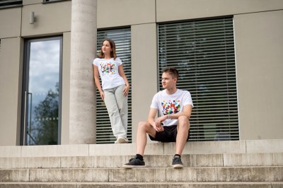 Bílé tričko s barvami fakult