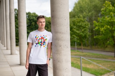 Bílé tričko s barvami fakult