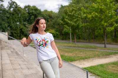 Bílé tričko s barvami fakult