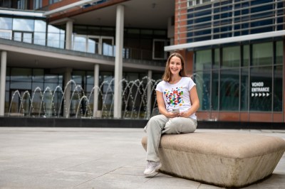 Bílé tričko s barvami fakult